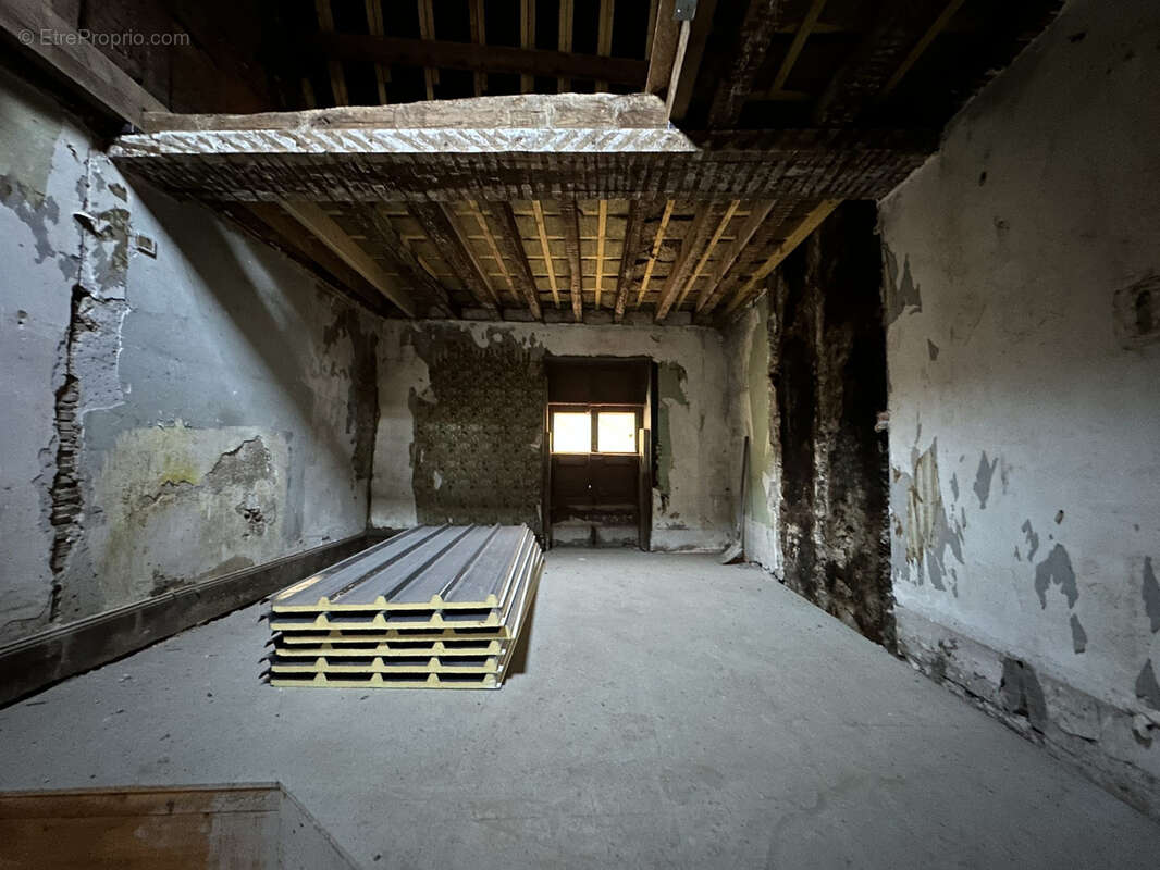 Immeuble de 180m2 à rénover. Toiture et plancher neufs. - photo 2