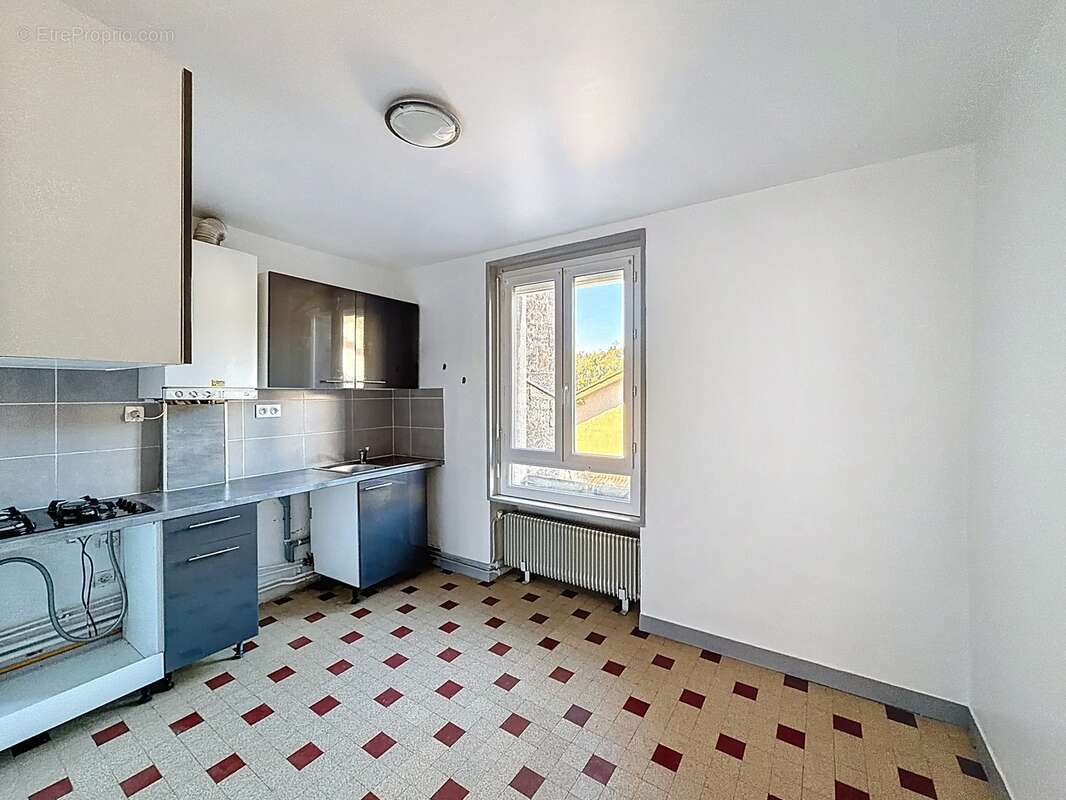 Appartement à LE CHAMBON-FEUGEROLLES