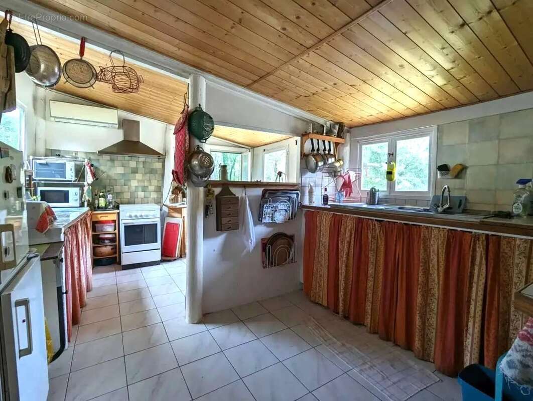 Propriété 2 maisons - Terrain 55330 m² - photo 6
