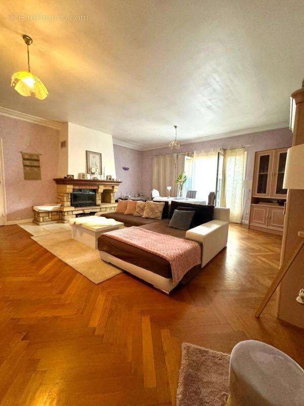 Appartement à LE CHAMBON-FEUGEROLLES