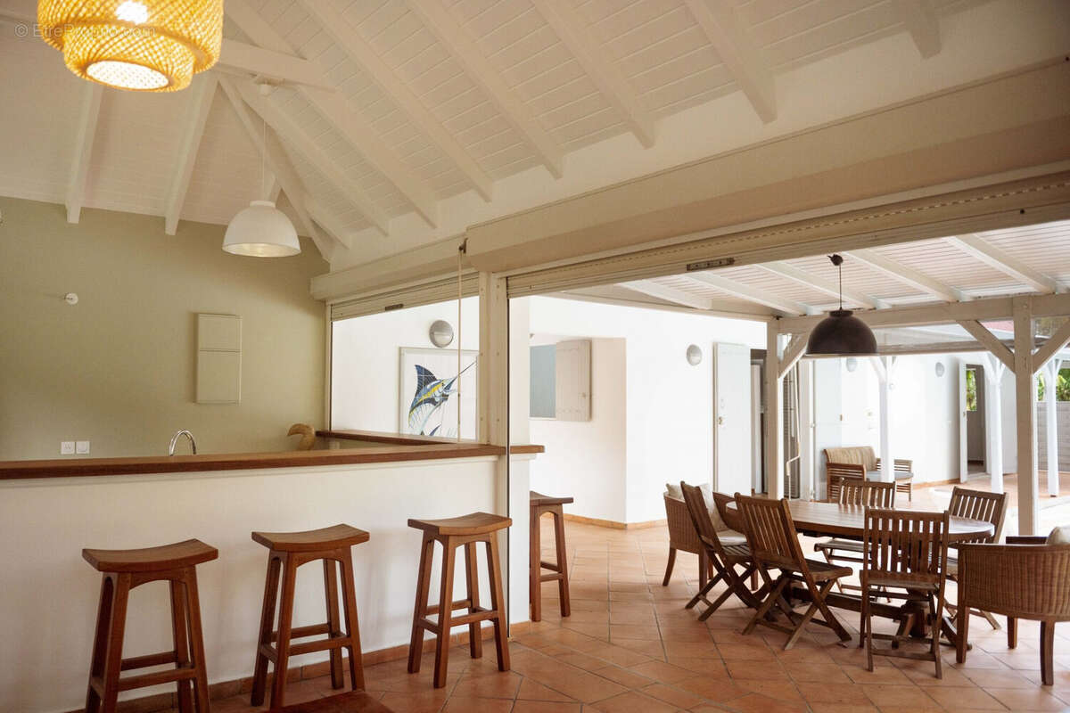Cuisine ouverte sur la terrasse et le salon - Maison à BOUILLANTE