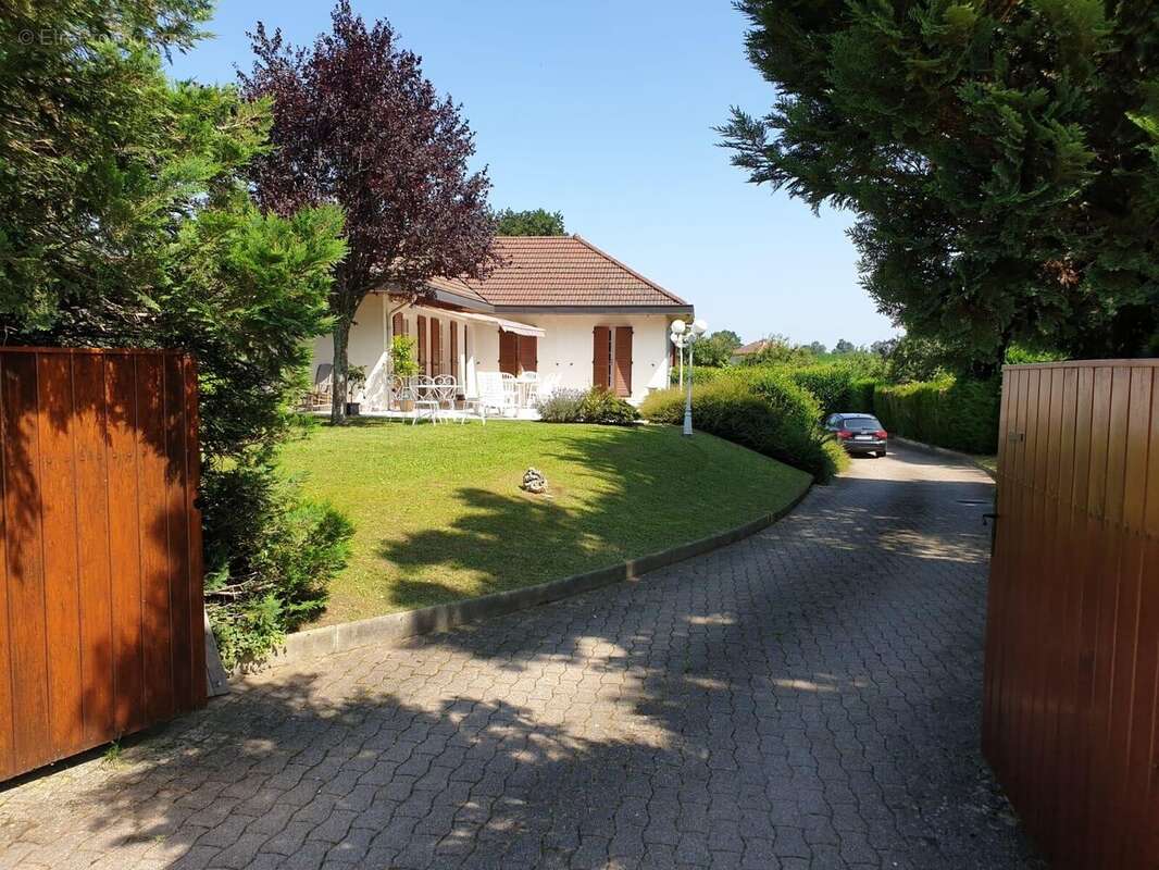 Maison à SAINT-DENIS-LES-BOURG