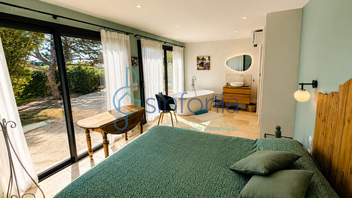À seulement 7 km d'Uzès, une propriété d'architecte où l'élégance rencontre l'art de vivre. - photo 6