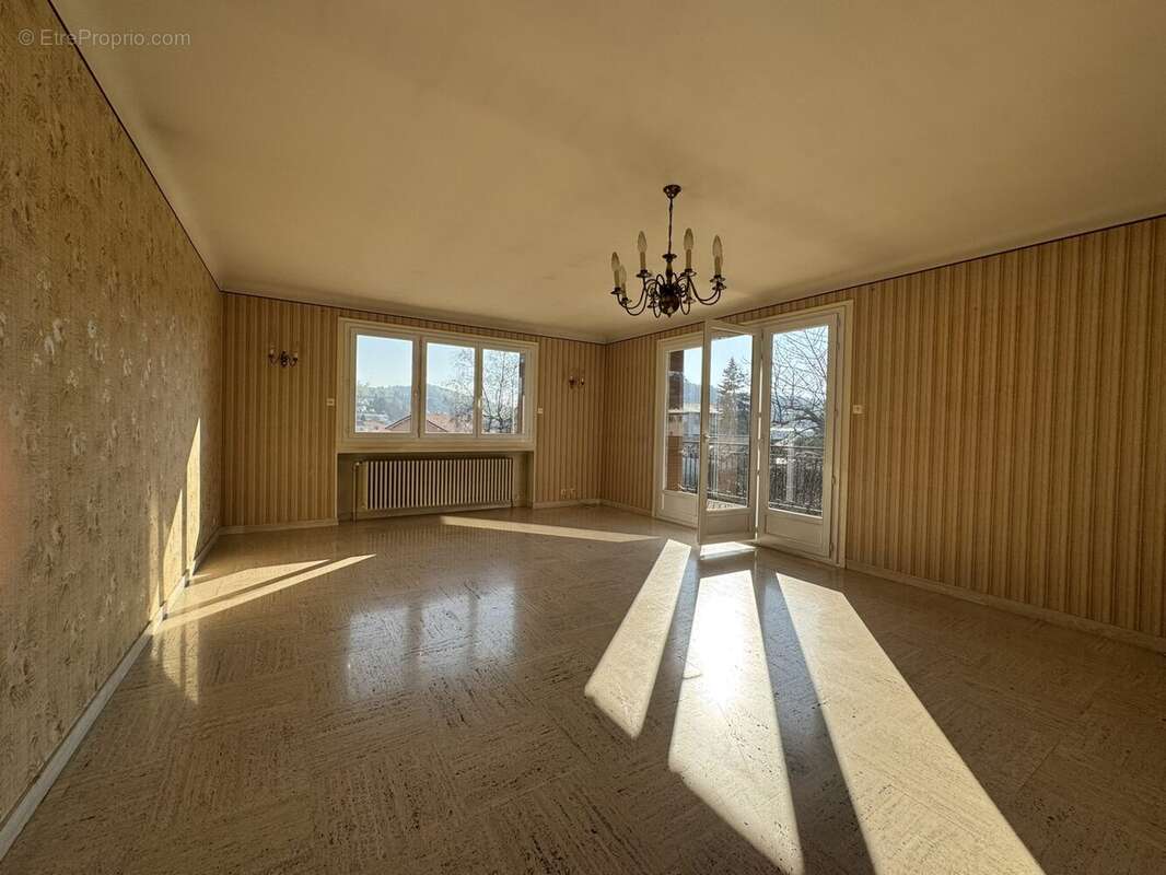 Appartement à SAINT-PRIEST-EN-JAREZ