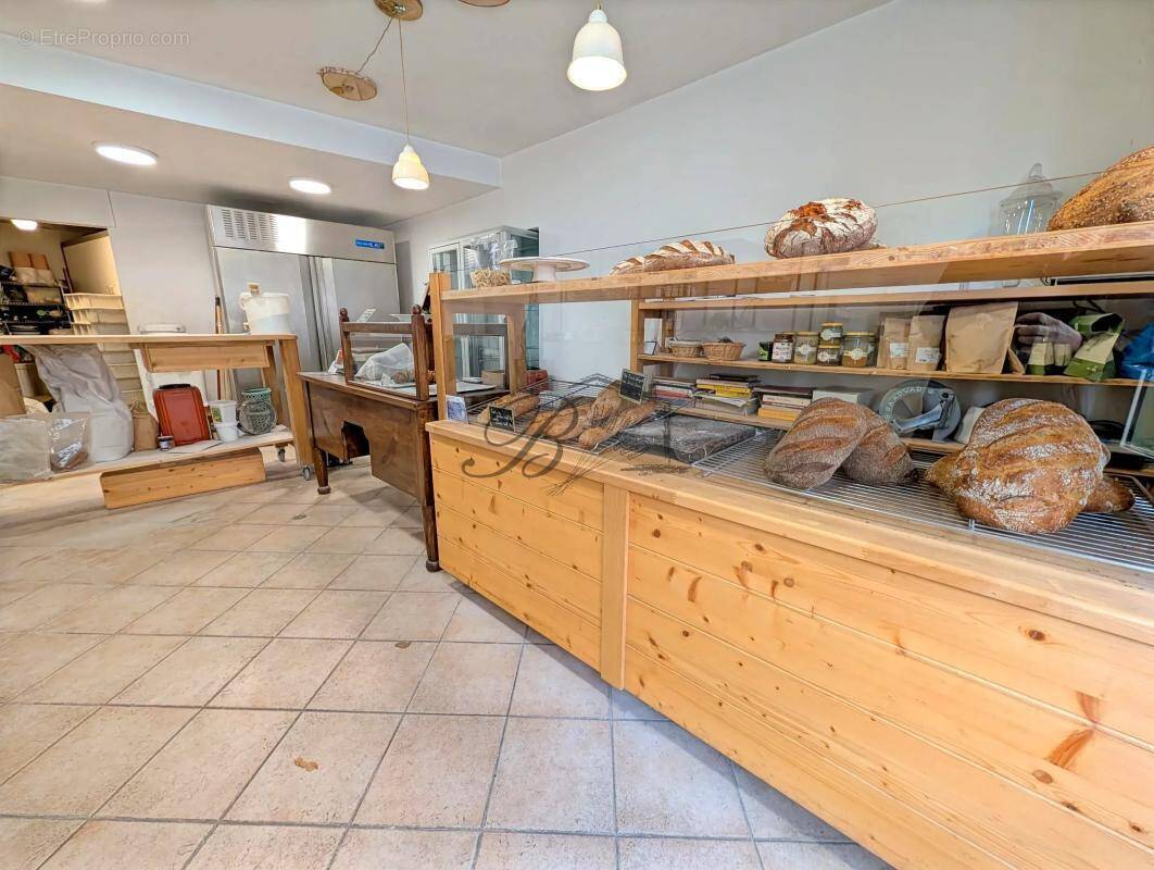 Commerce à LA TOUR-D'AIGUES