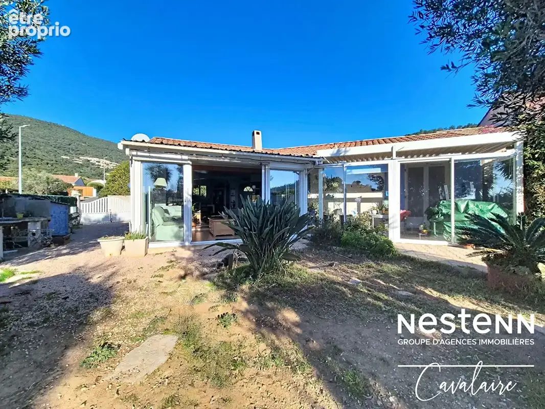 Maison d'environ 120 m² de plain-pied avec vue mer sur un terrain piscinable dans un quartier prisé de Cavalaire - photo 17