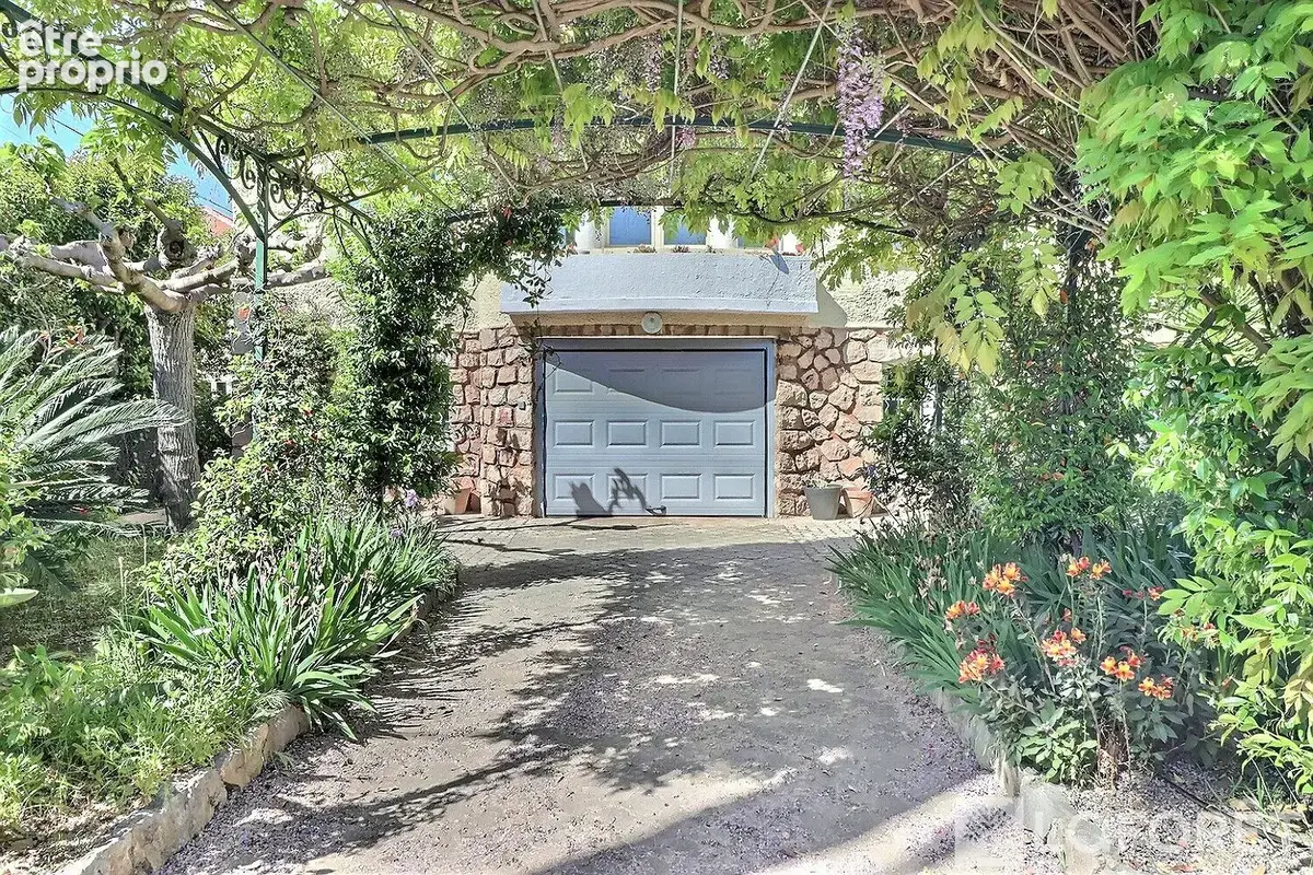 HYERES - Dans un quartier privilégié, maison de 1936 avec superbe terrain. - photo 4