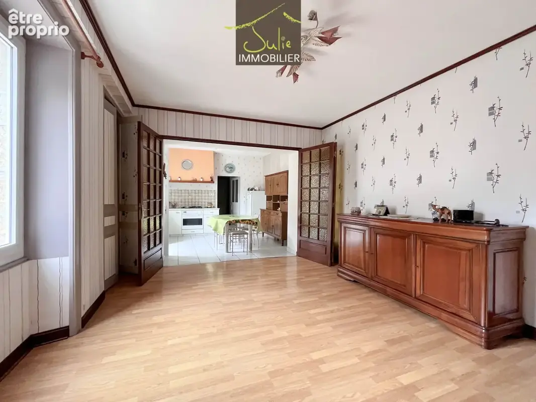 BRESSUIRE - Maison de ville avec garage sur 630m2 de terrain. 3 ch - photo 4