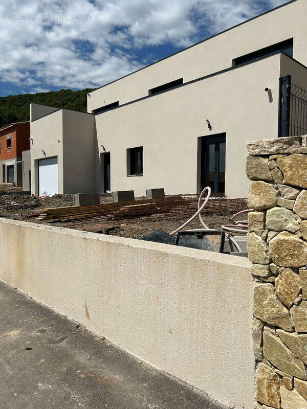 Maison à ROCHEMAURE