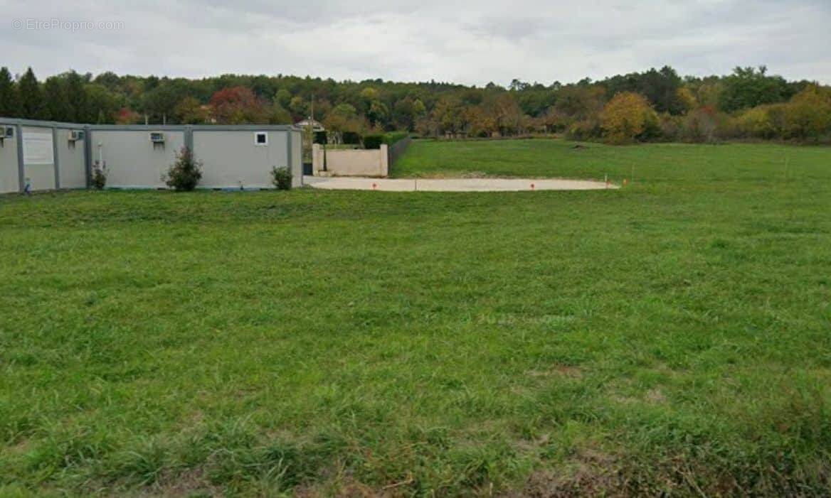Terrain à SAVIGNAC-LES-EGLISES