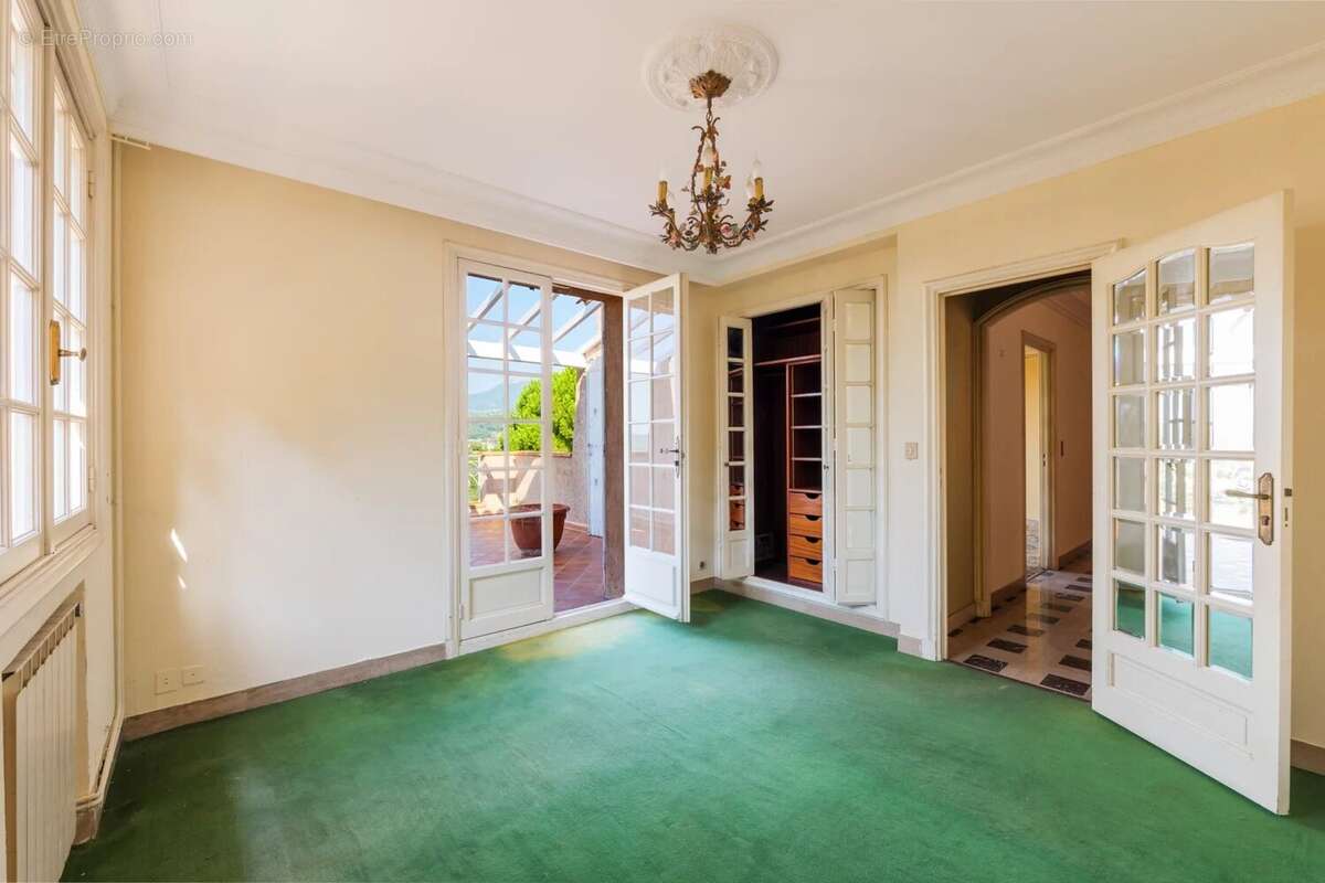 À vendre – Spacieuse villa familiale avec piscine à Saint-Paul de Vence - photo 25