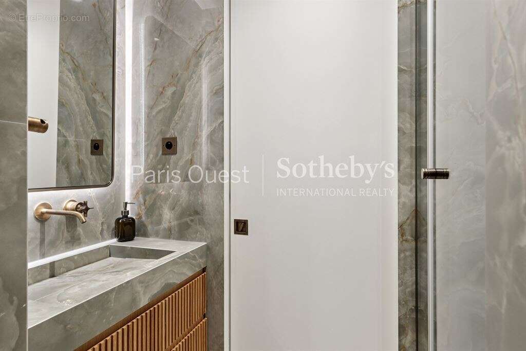 Appartement à NEUILLY-SUR-SEINE