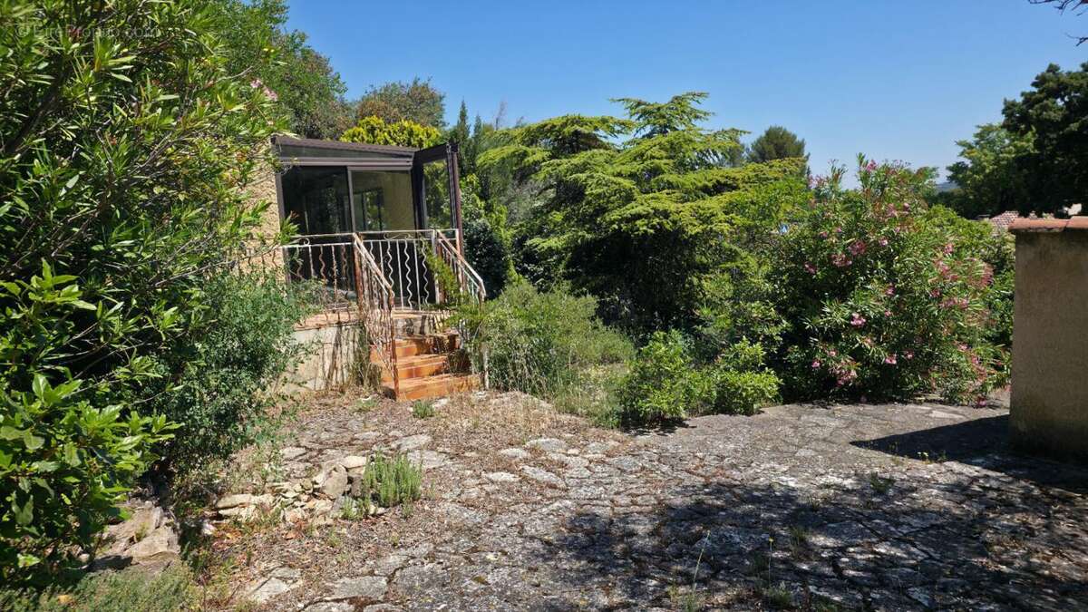 30400 villeneuve les avignon, villa de 163 m² avec 5 chambres sur 743 m² se terrain clos - photo 4