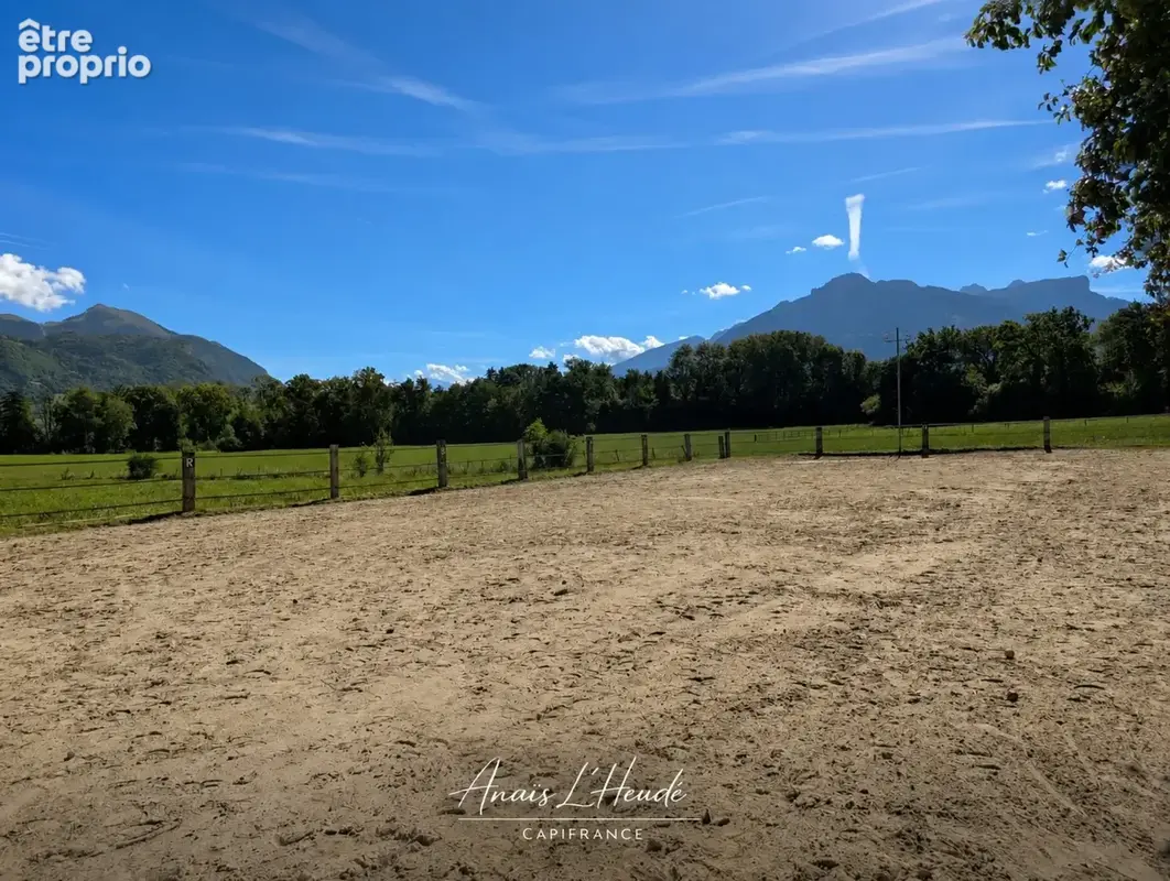 Propriété de caractère en pierre, installations equestres - dépendances et vue montagnes - photo 11