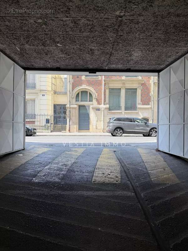 Parking à PARIS-17E