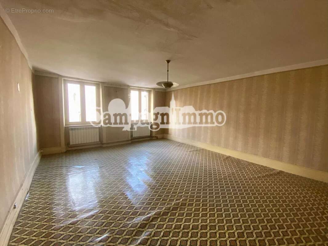 Maison à SAINT-CYR-DE-VALORGES