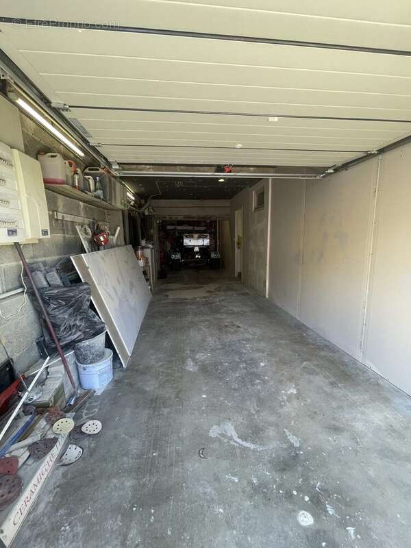 garage avec porte électrique  - Maison à COULOUNIEIX-CHAMIERS