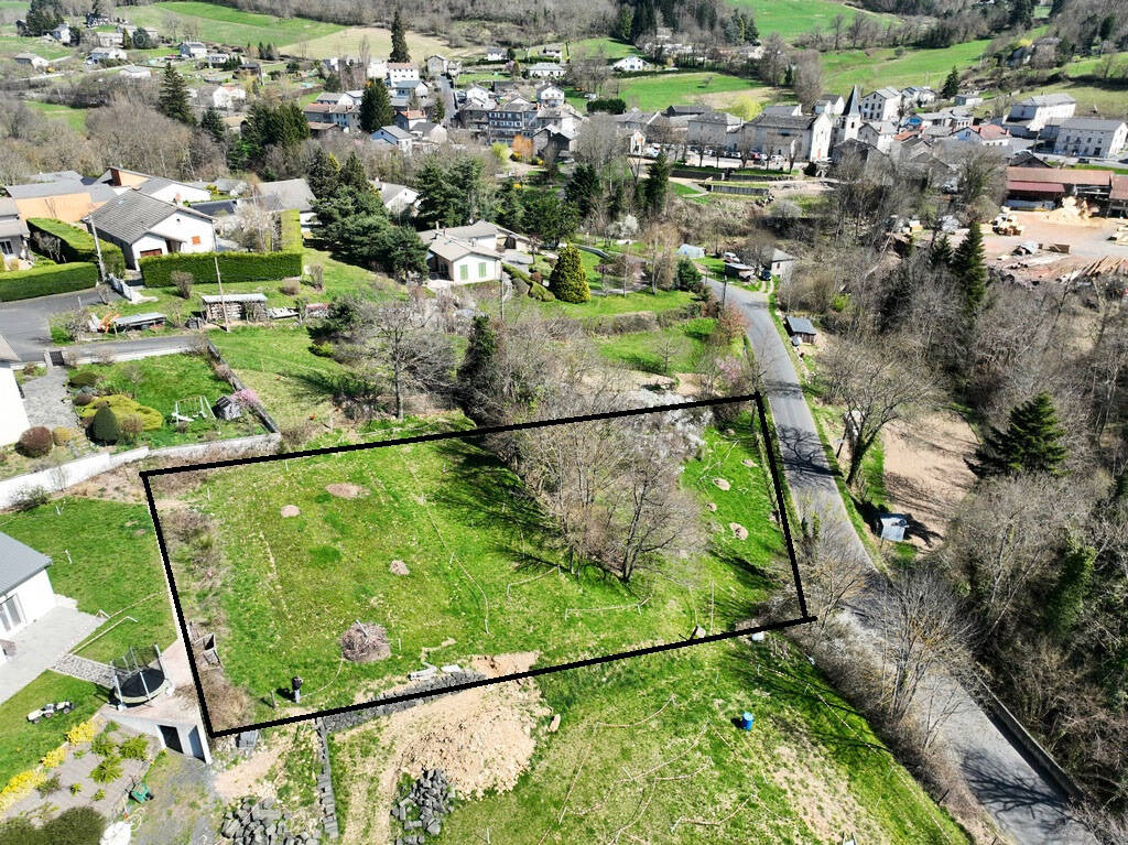 Terrain à SAINT-HOSTIEN