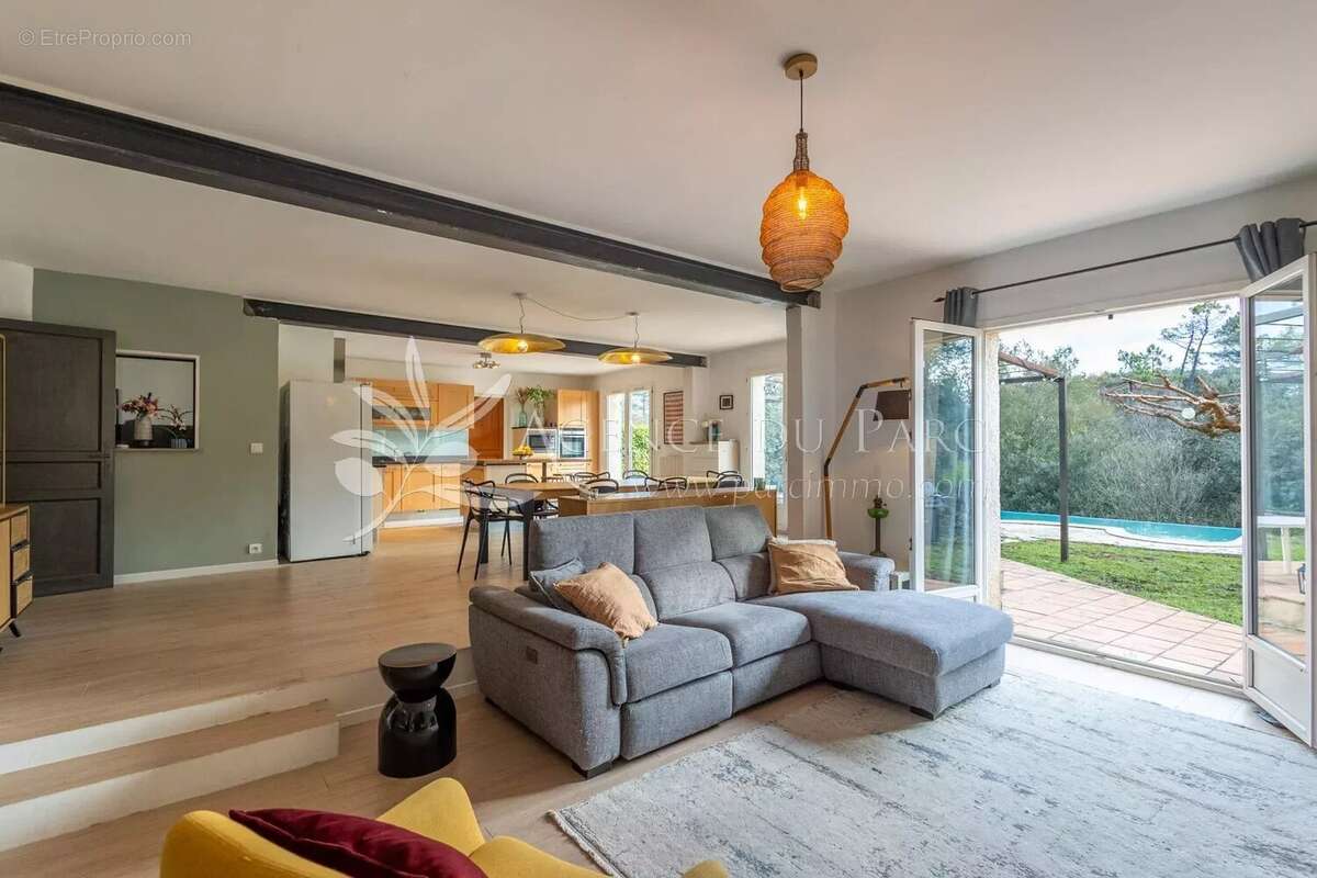 Maison à ROQUEFORT-LES-PINS