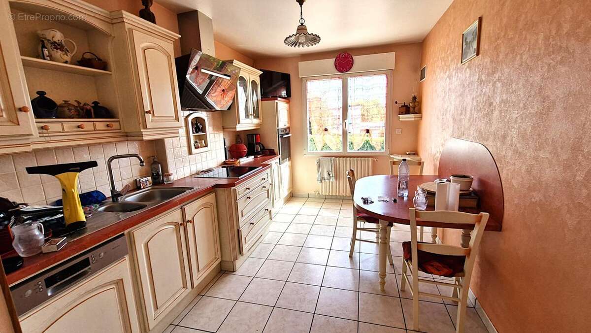 Maison traditionnelle avec garage et beau jardin clos - photo 10