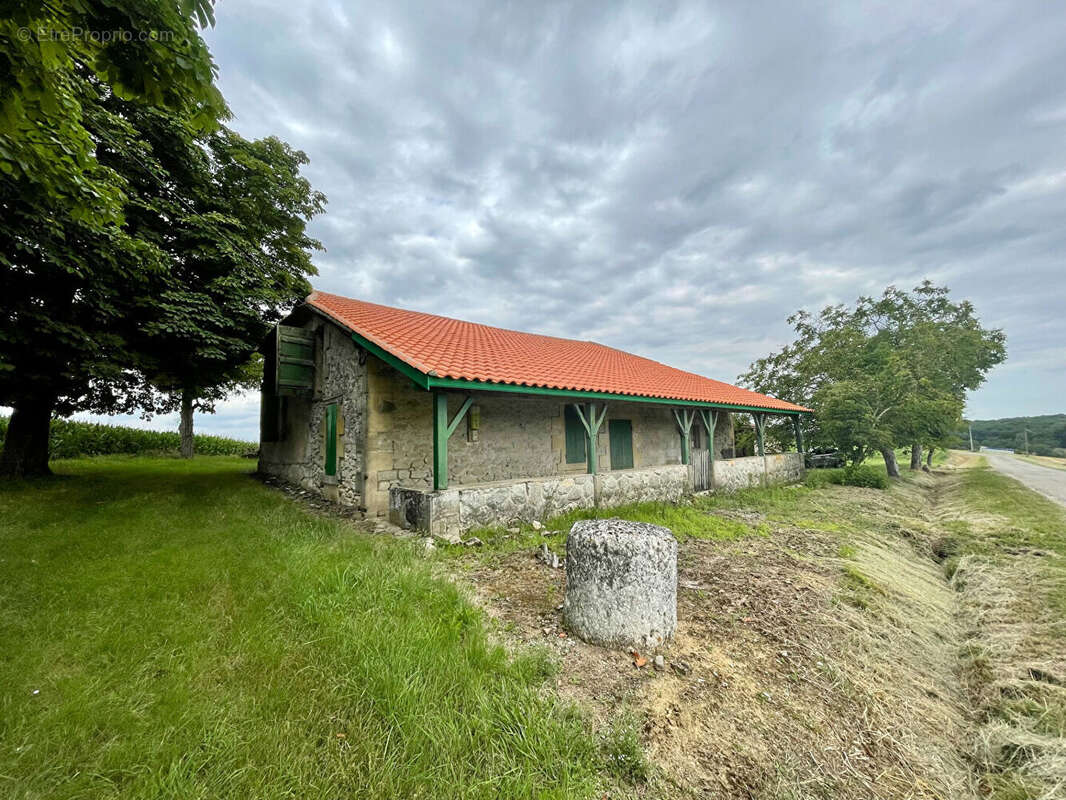 Maison à SAINT-PASTOUR