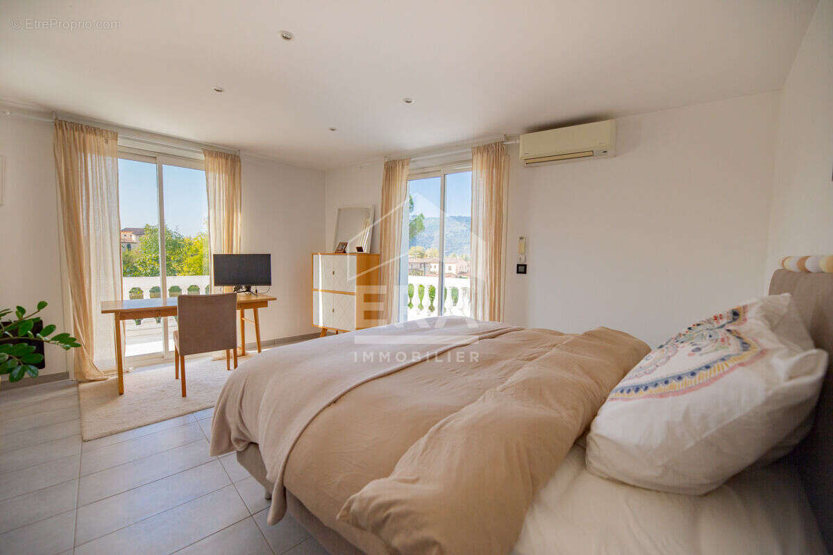 Maison à LA ROQUETTE-SUR-SIAGNE