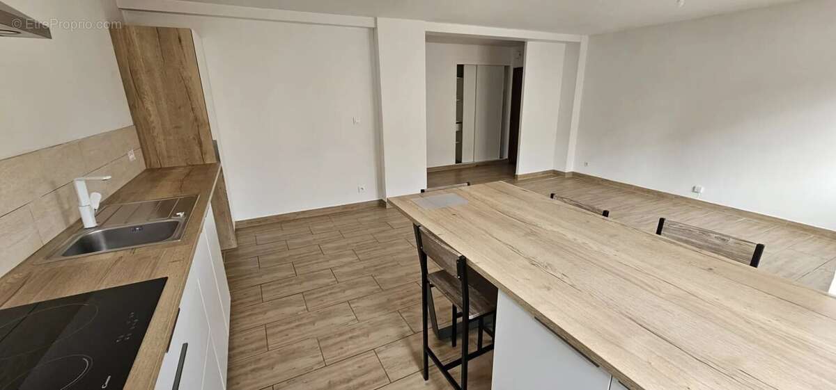 Appartement à SOLLIES-PONT