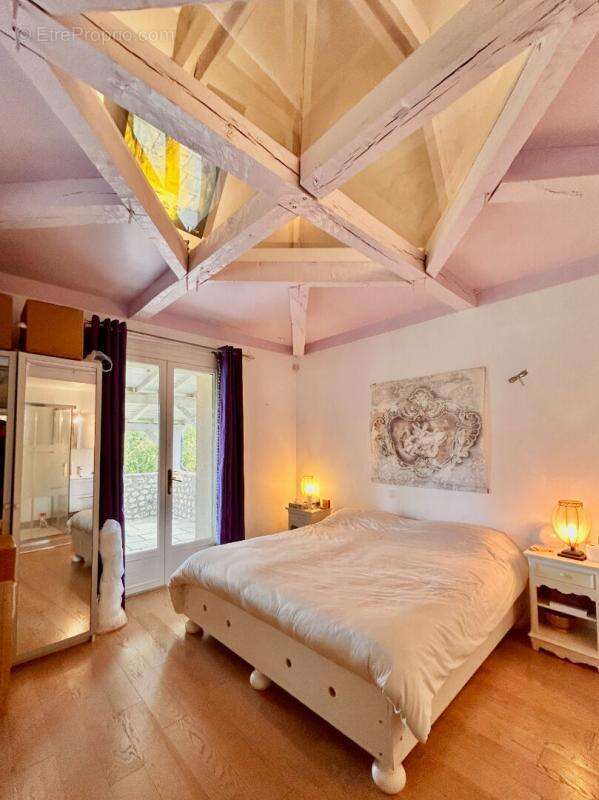 Propriété d'Exception au coeur du Périgord : Un héritage du XIVe siècle sublimé par la modernité, 270 m² habitables, 7ha de terr - photo 16