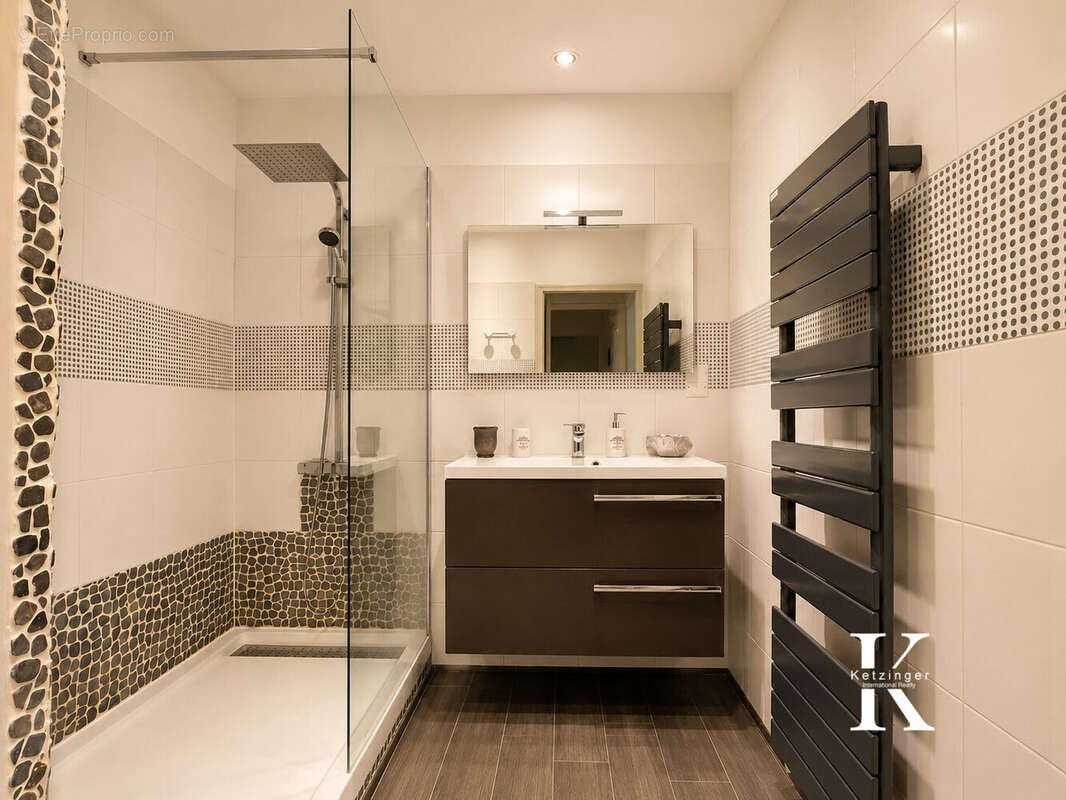Salle de bain moderne et épurée - Maison à AIGUES-MORTES