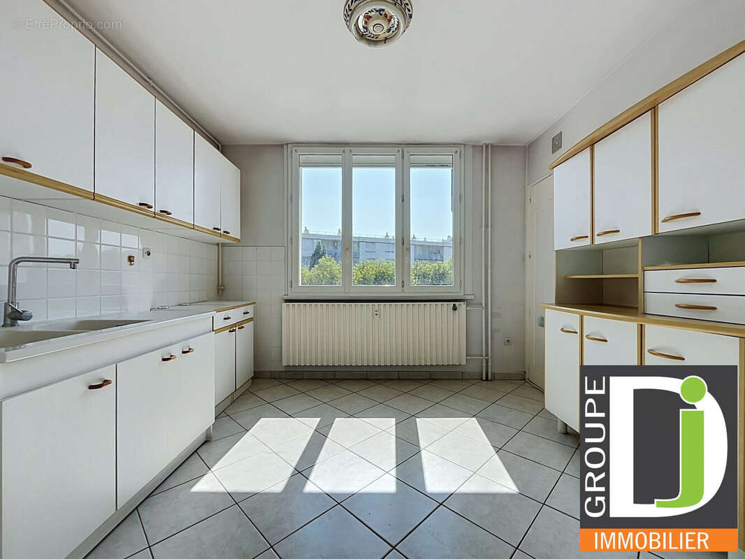 Appartement 74 m² à Bourg-Les-Valence  - photo 2