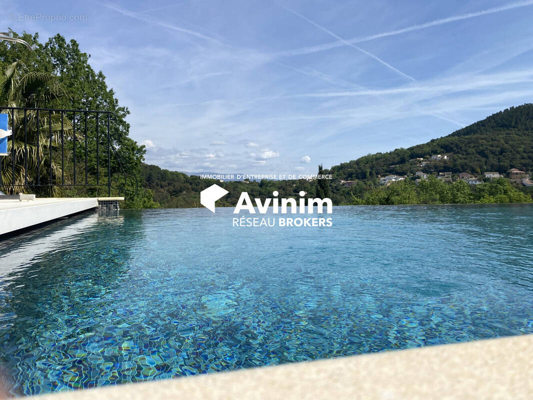 Commerce à LES ADRETS-DE-L'ESTEREL