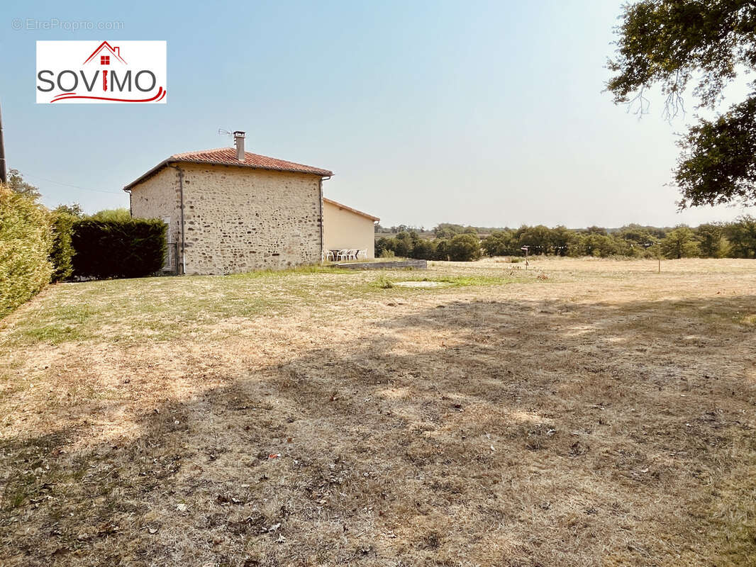 Laissez vous seduire par cette maison de campagne en pierre, nichée sur 3,41 ha en bord de rivière - photo 23