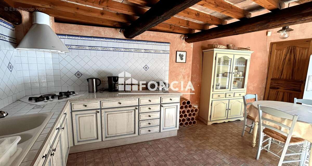 Uzès centre historique – Maison d'exception 111 m² avec cour privative et parking - photo 2