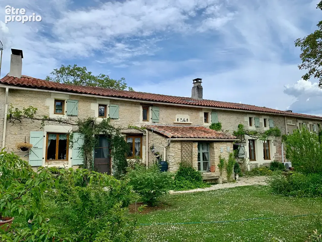 Photo Maison à Poursac au prix de 325 000€