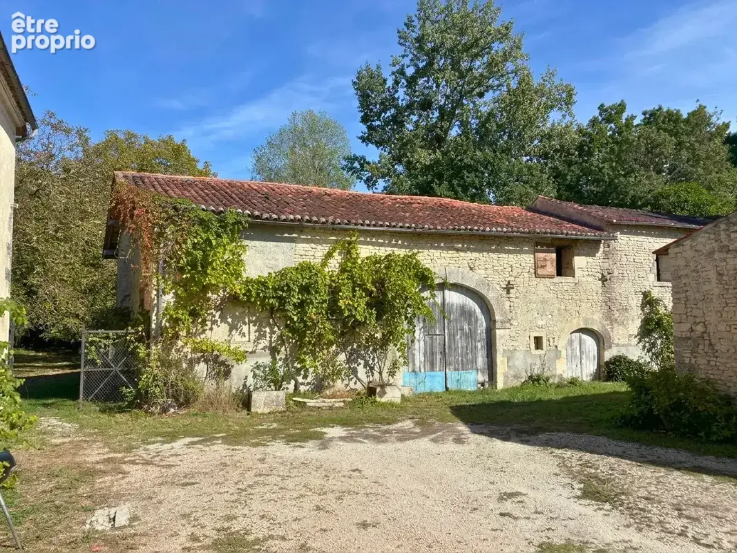 CHARME, VOLUMES ET NATURE À ARS. Maison rénovée avec 4 chambres et nombreuses dépendances - photo 23
