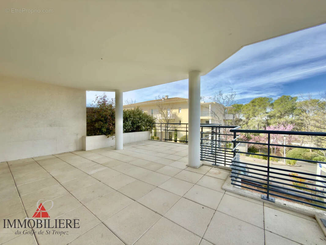 Appartement à ROQUEBRUNE-SUR-ARGENS