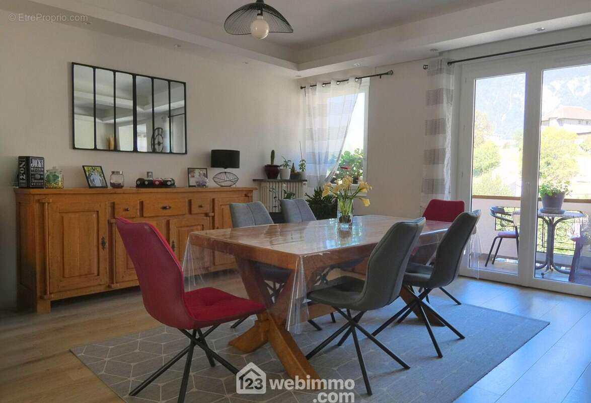 ... Créant un espace de vie parfait pour accueillir famille et amis - Appartement à UGINE