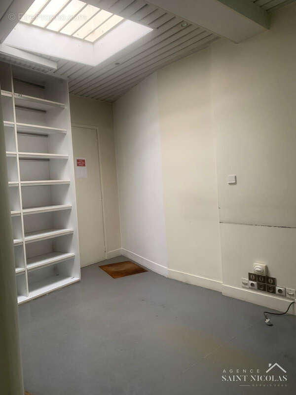 MEULAN CENTRE Bel emplacement pour cet immeuble de 178 m2 comprenant 7 bureaux, salle de réunion et archives. - photo 12