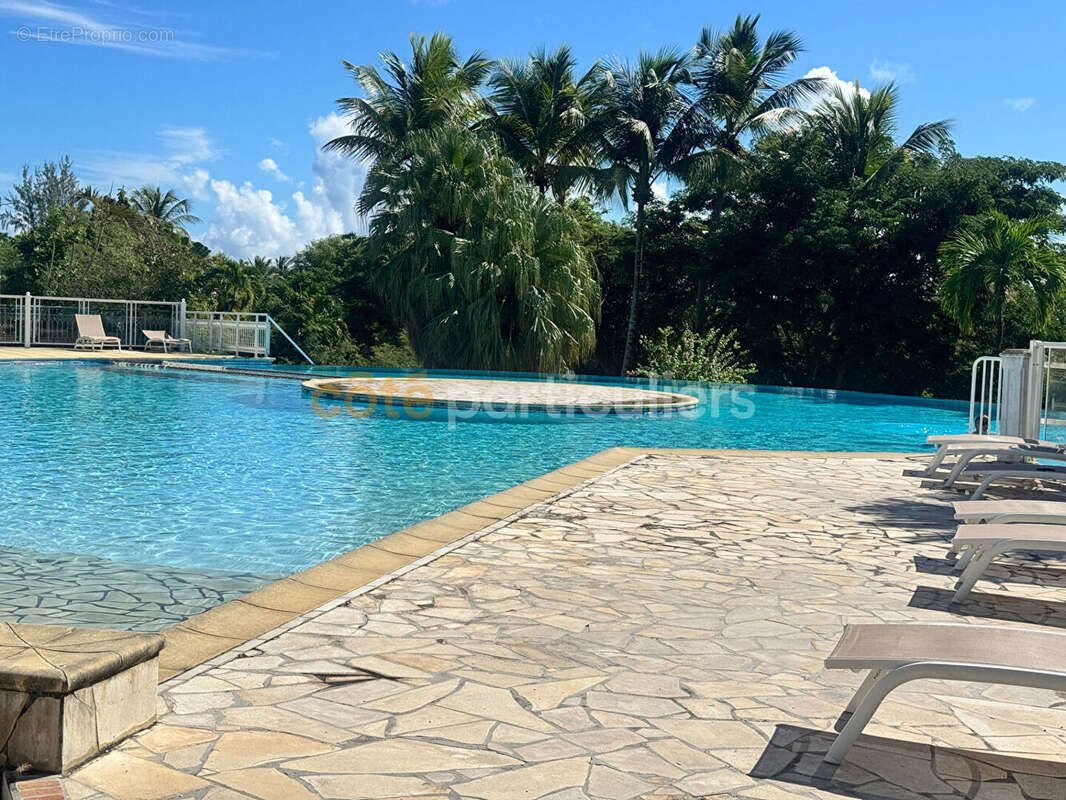 À VENDRE -Superbe appartement double T3  meublé de 82 m² avec grande terrasse-Saint-François - photo 3