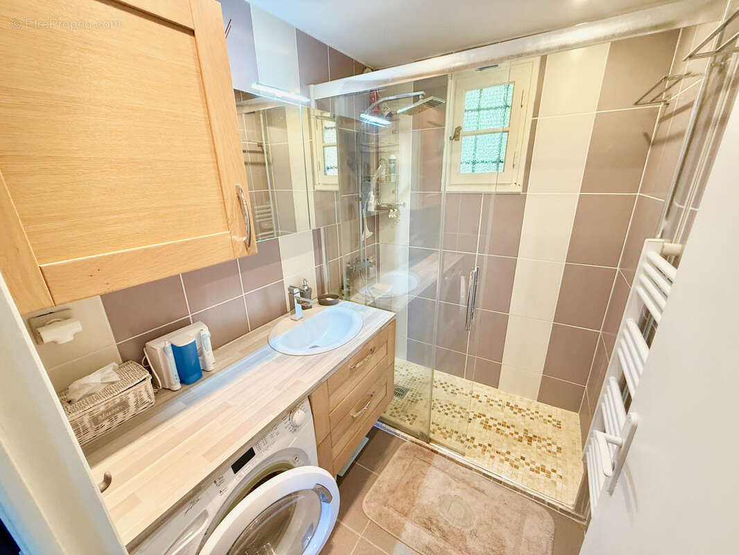 Élégant T2 avec loggia et vue mer panoramique - photo 7