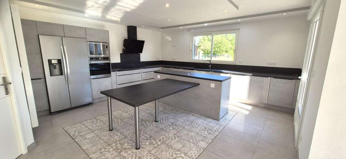 Belle Demeure Contemporaine ou Maison de Caractère en Pierre de 181m² entièrement rénovée avec sa vaste Cour, Terrasse et Terrai - photo 8