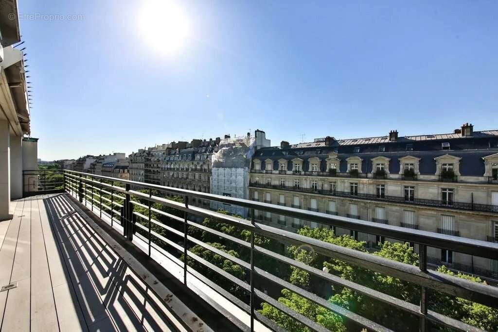 Appartement à PARIS-8E