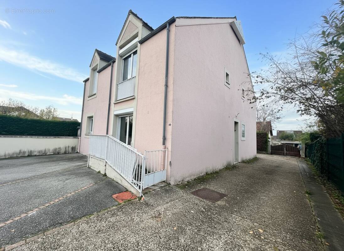 Appartement à LES CLAYES-SOUS-BOIS