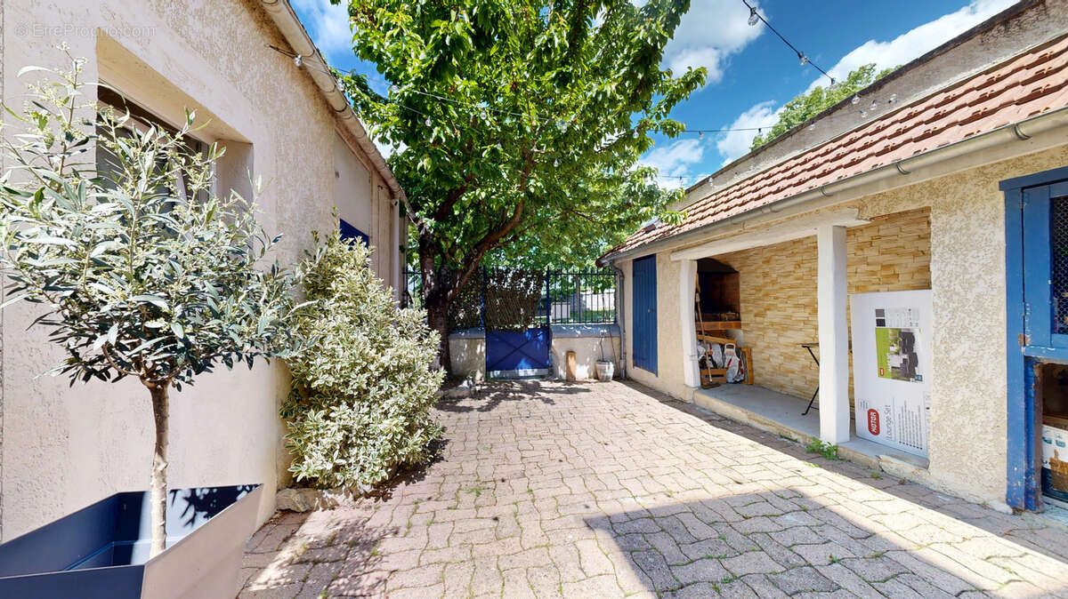 Maison à THIVERVAL-GRIGNON