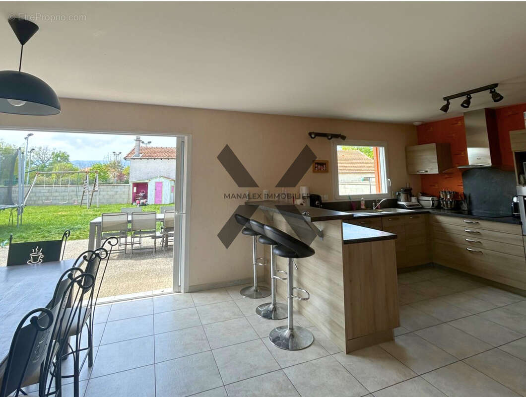 Maison à SAINT-GERMAIN-LESPINASSE