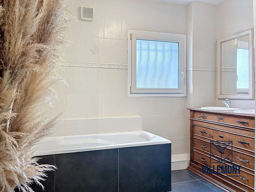 Salle de bain RDC - Maison à PEROLS