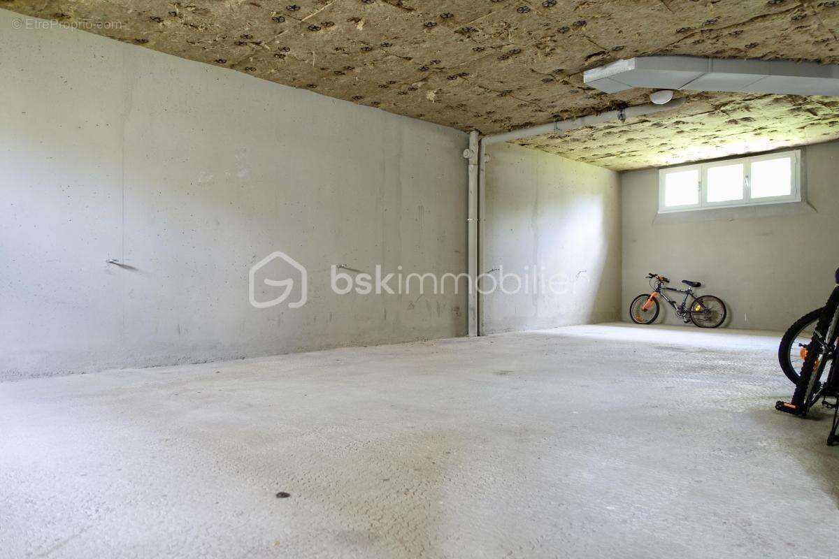 T3 bis parfait état - balcon + cave + stationnements sécurisés - idéal RP ou investissement - photo 11
