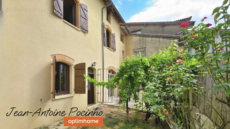 Appartement à SAINTE-FOY-DE-PEYROLIERES