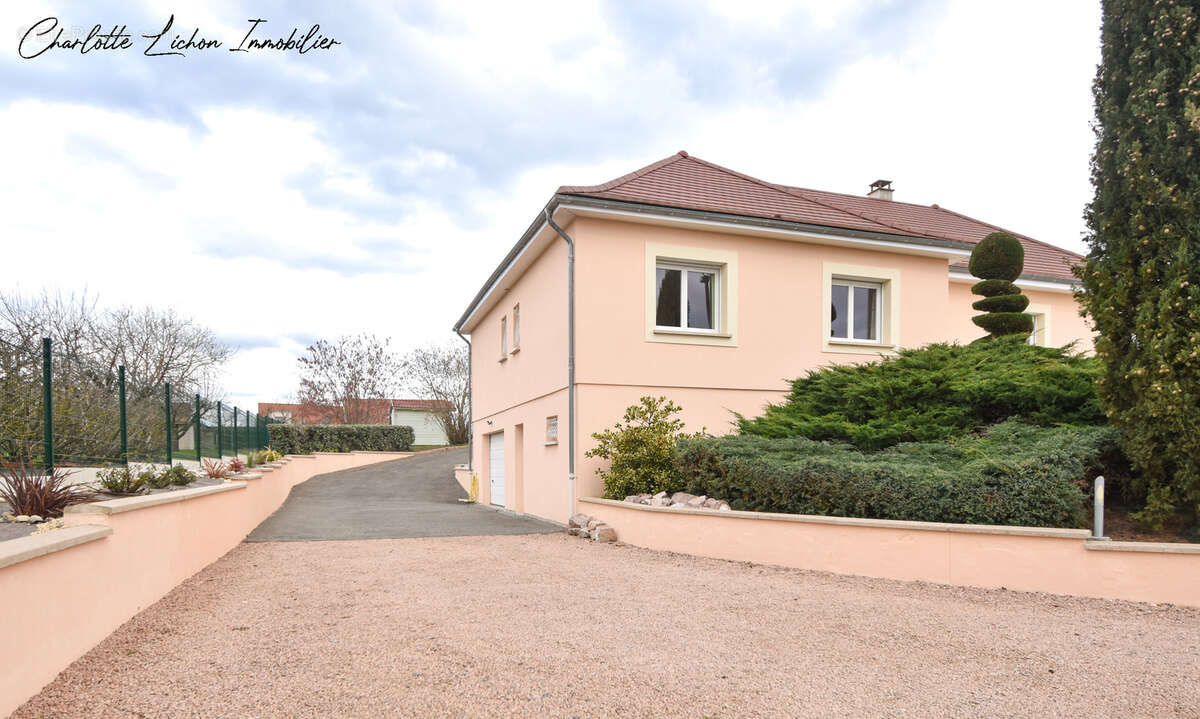 Maison à CREUZIER-LE-VIEUX