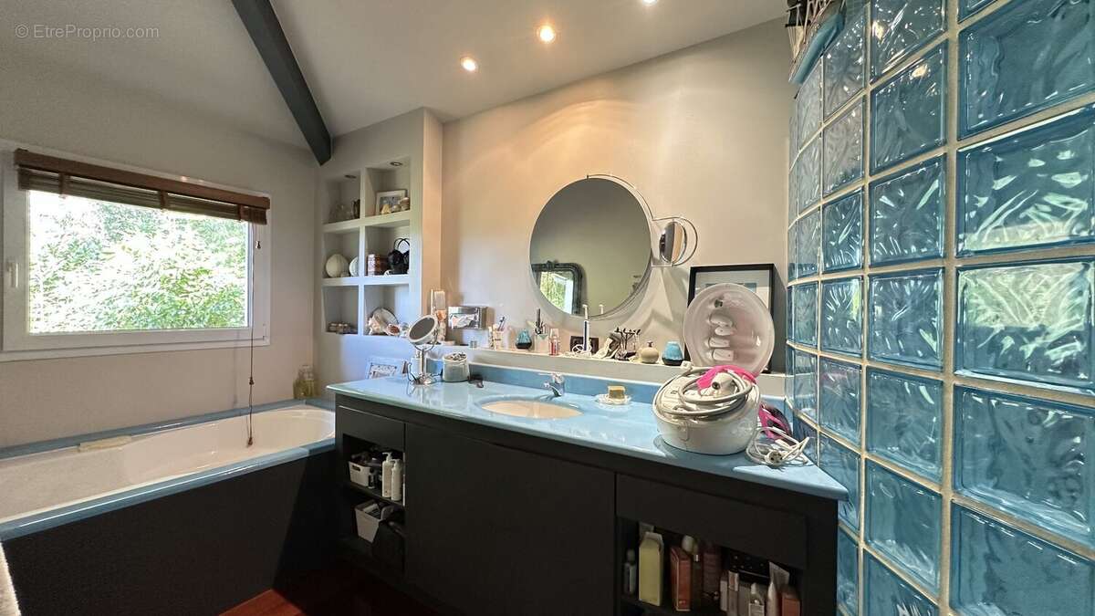 Villa d'architecte de type t6 de 240 m2 avec piscine - photo 17